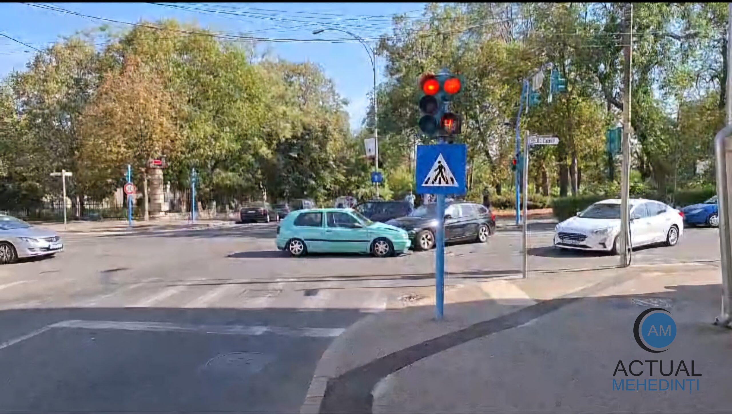 Nu a respectat culoarea semaforului și a provocat un accident rutier. O persoană a fost rănită, iar mașinile au fost avariate.