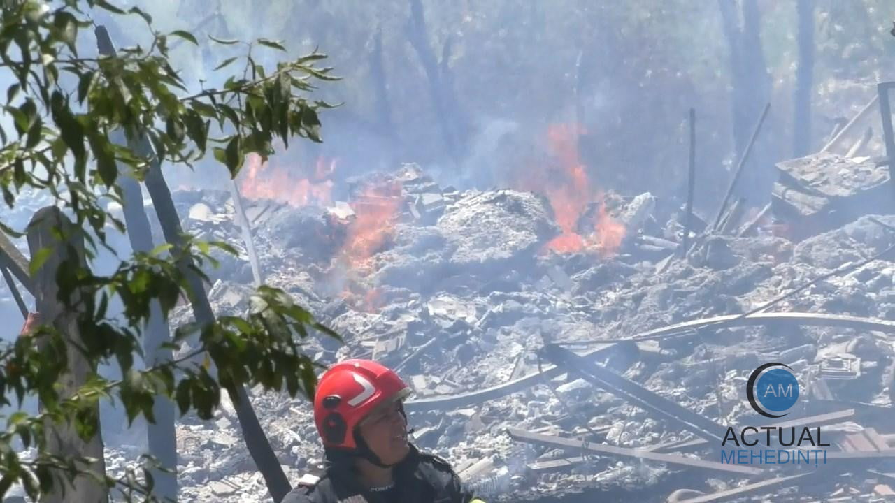 Gospodării și zeci de hectare de vegetație, mistuite de flăcări, în sate fără sisteme de alimentare cu apă!