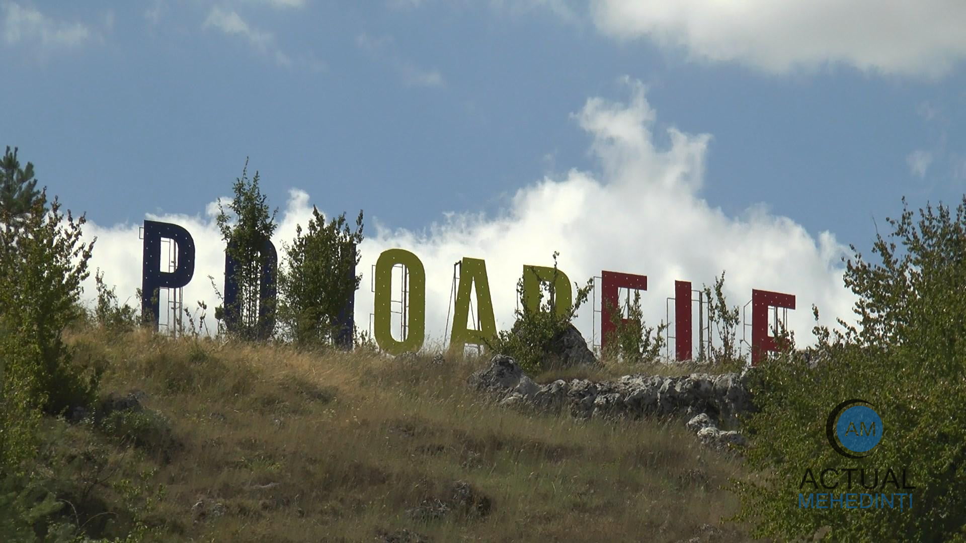Ponoarele, atracție pentru turiștii din întreaga țară! Vremea frumoasă a adus sute de turiști la Podul lui Dumnezeu, în weekend.