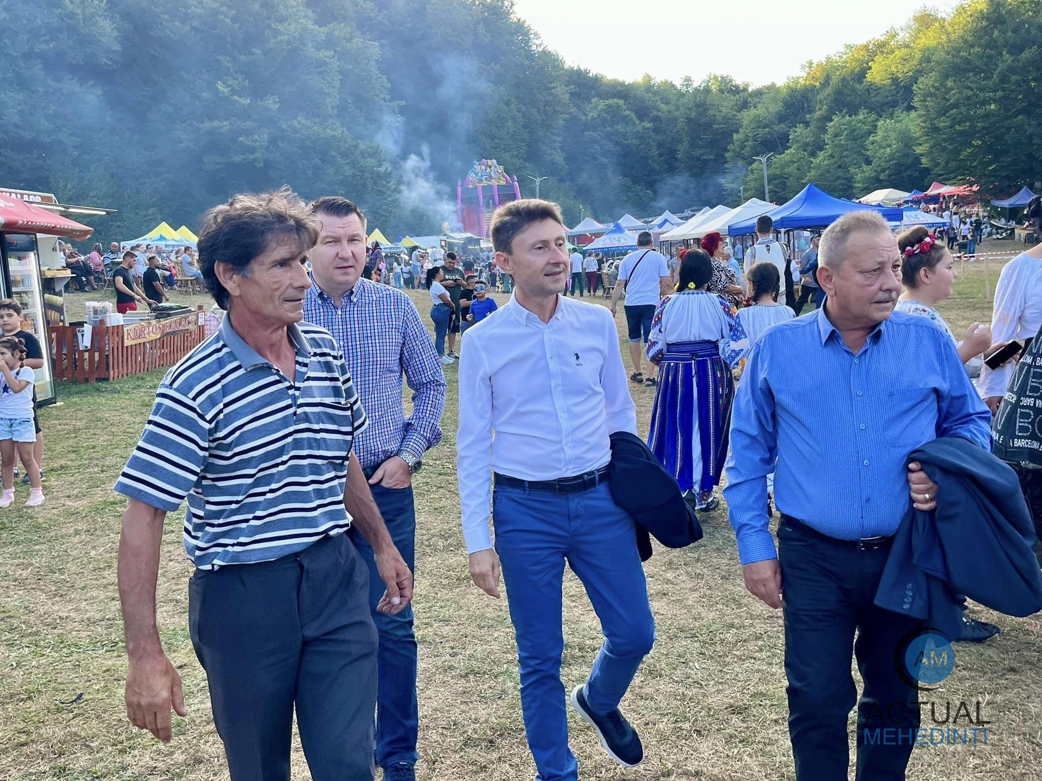La plăcinte – înainte, la război – înapoi: prefectul de Mehedinți nu ratează nicio sindrofie, însă ocolește situațiile de urgență!