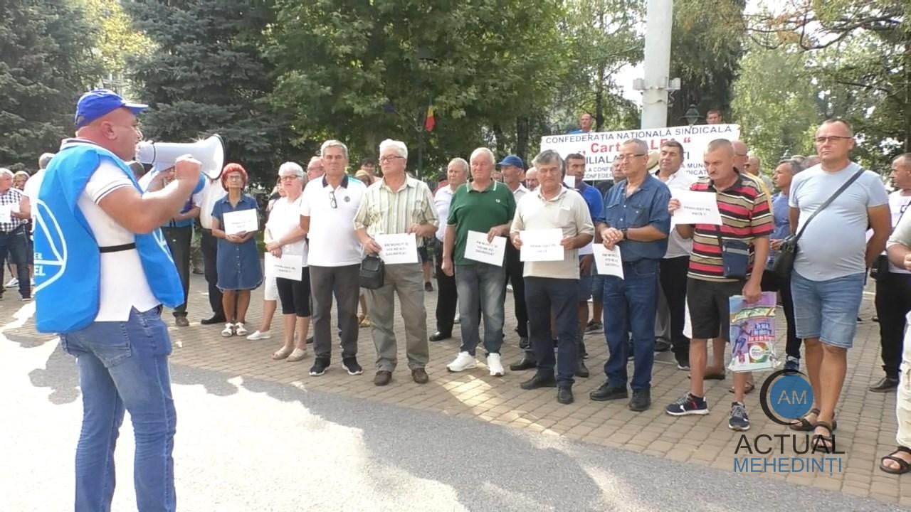 În stradă, pentru a-și cere drepturile! Pensii diminuate și cu 2.000 de lei, după recalculare!