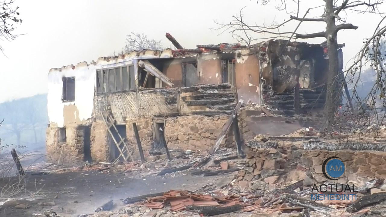 Flăcările se extind cu repeziciune în localitățile fără apă: „Flăcările ne-au înconjurat. Noaptea, păzim focul pe rând.”