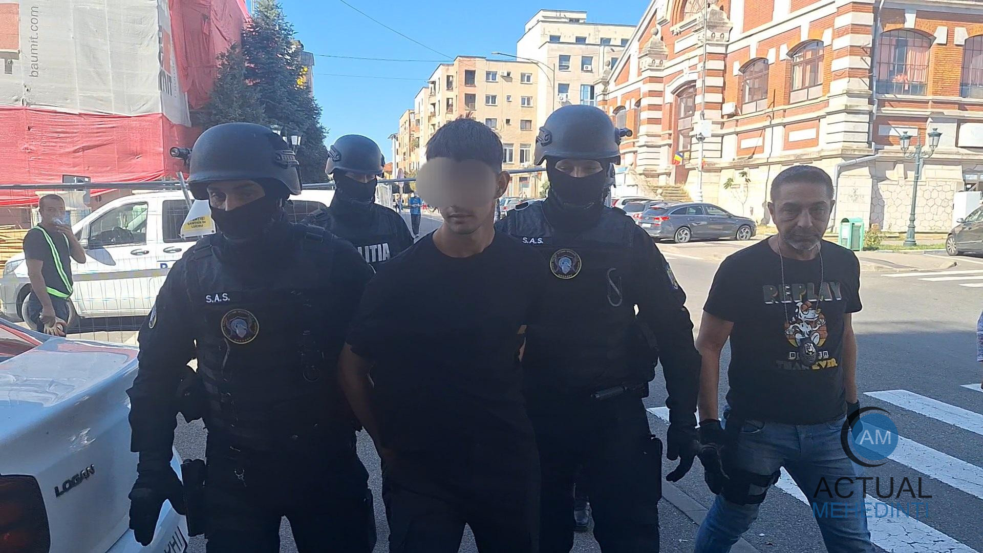 Minorul, care și-a ajutat fratele să ascundă cadavrul tatălui, după ce l-a ucis, a fost dus la audieri.