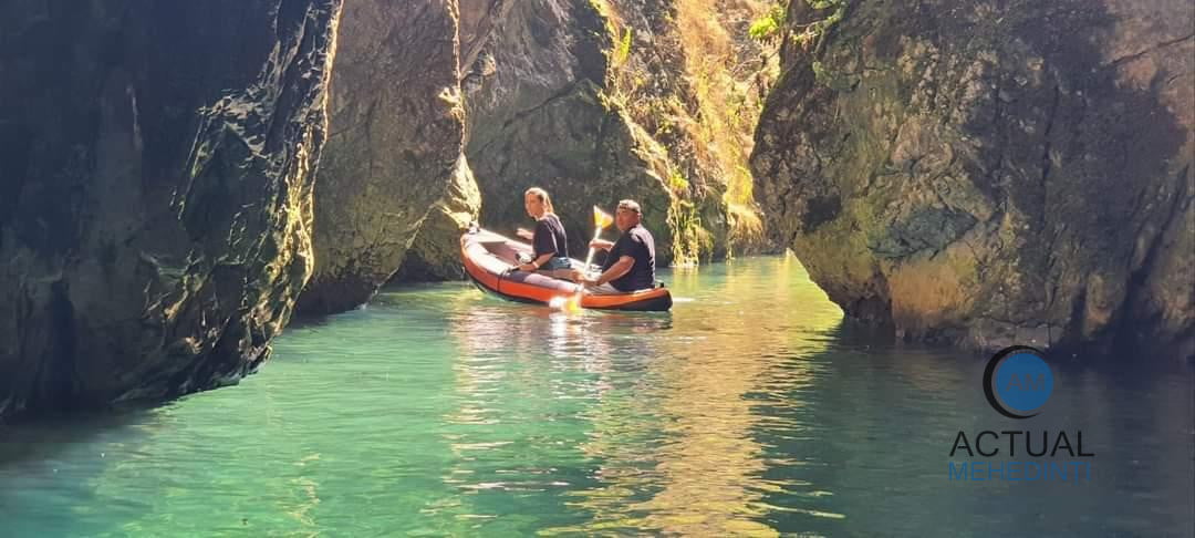 Adrenalină, distracție și peisaje spectaculoase: turiștii sunt așteptați să se plimbe cu caiacul în Peștera Topolnița.