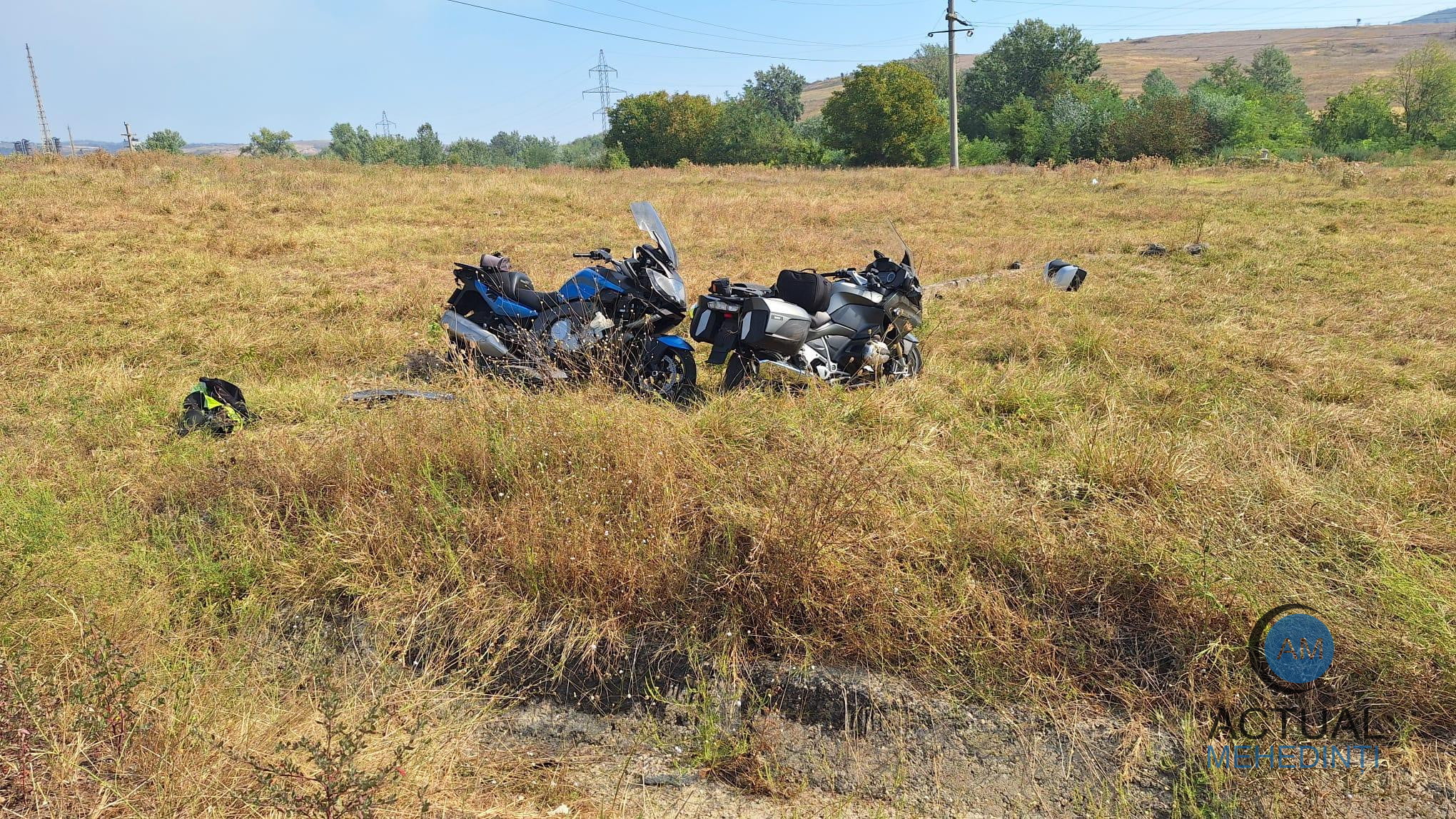 Accident pe DN67! Două motociclete conduse de cetățeni din Ungaria s-au răsturnat în șanț.