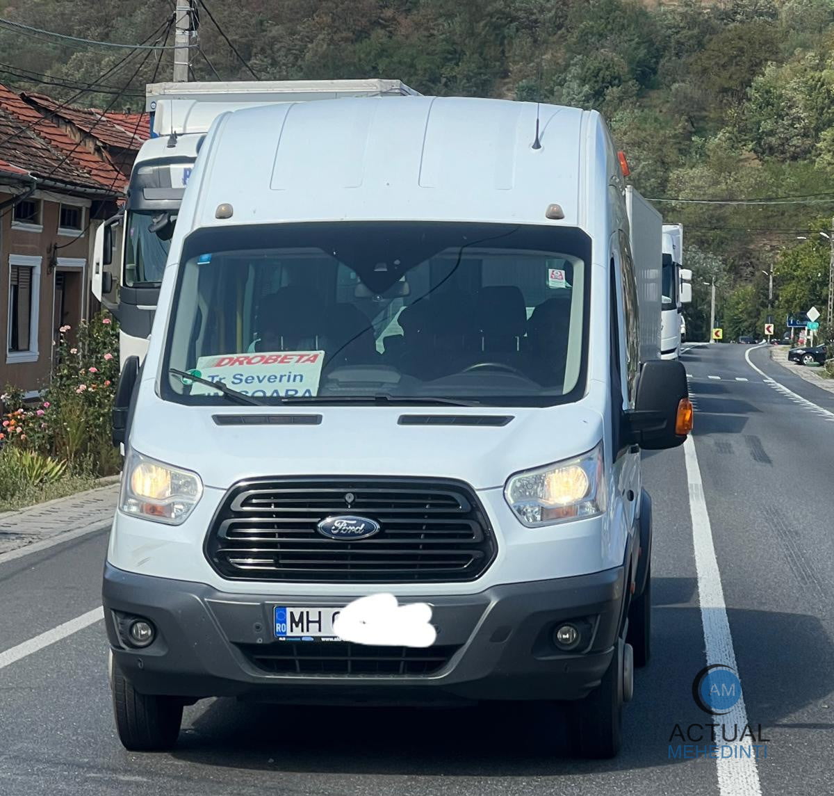 Pieton accidentat de un autotren și de un microbuz înmatriculat în Mehedinți! Accidentul a avut loc în Caraș-Severin.