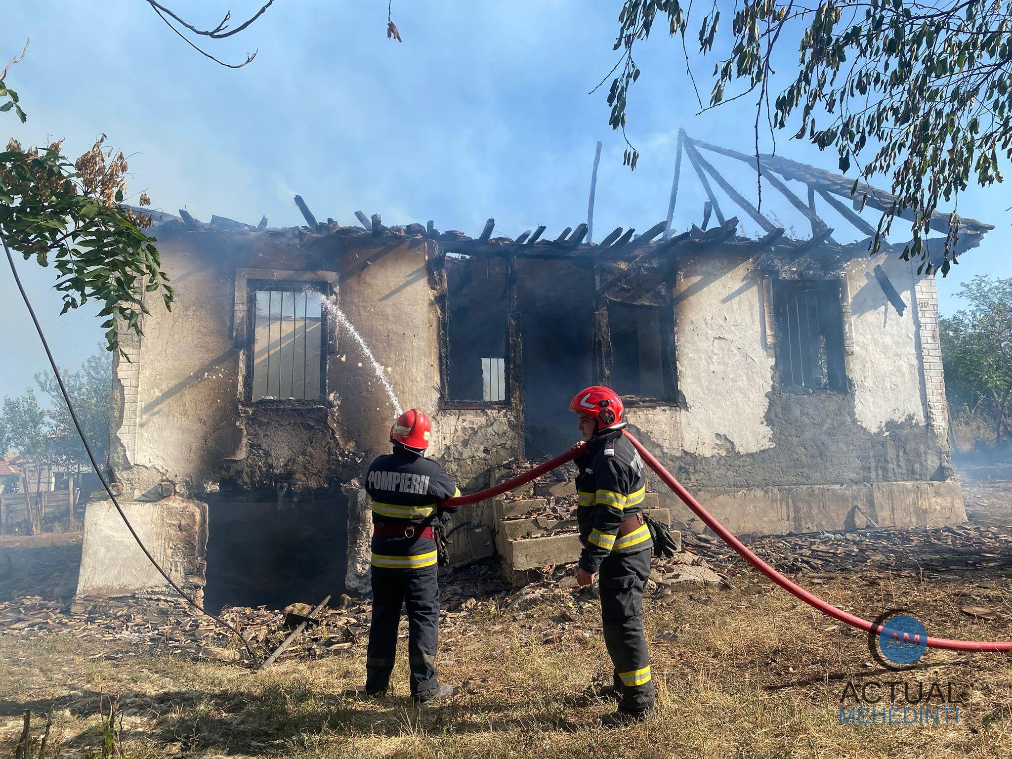 O casă a ars din temelii, în Oprișor.