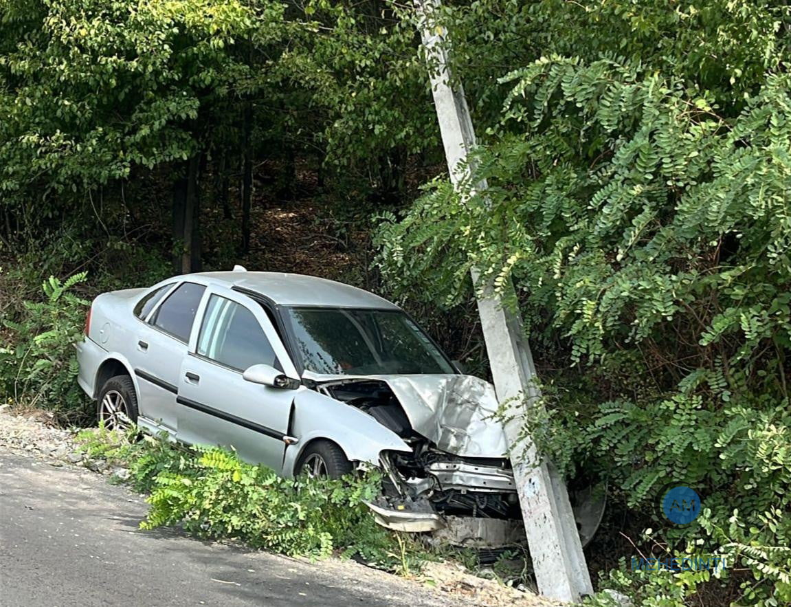 Accident provocat de o șoferiță: a încercat să facă o depășire riscantă și a doborât un stâlp de înaltă tensiune.