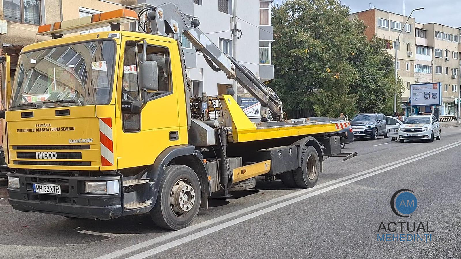 Mașini avariate de autoutilitară de ridicări auto! O femeie a fost rănită în urma accidentului.