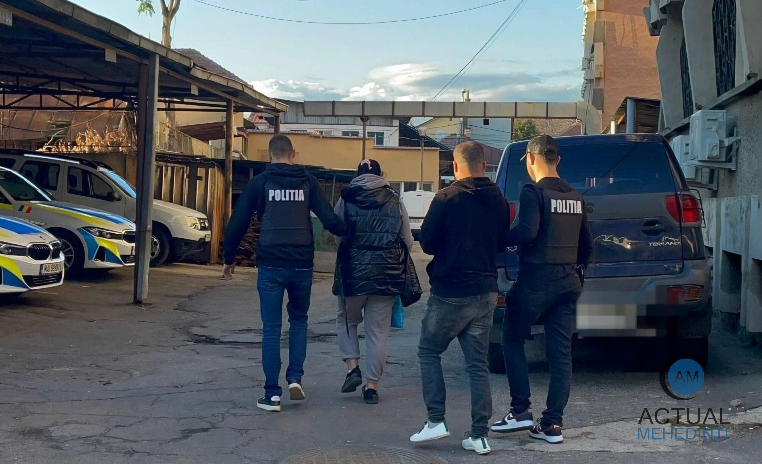 Un bărbat și concubina sa au jefuit un prieten după ce l-au ademenit cu alcool. Cei doi au fost reținuți.