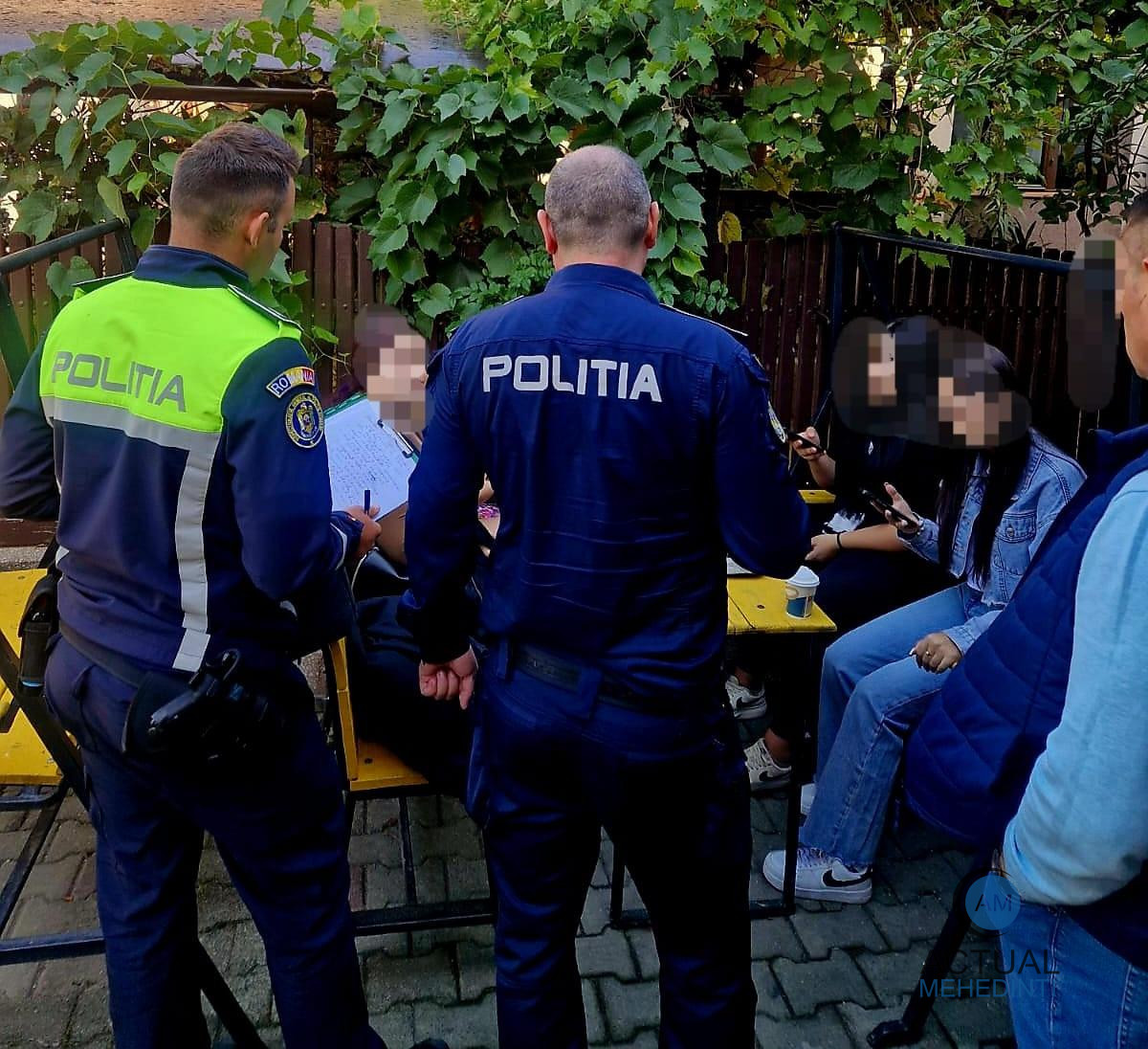Razie în barurile din preajma școlilor! Zeci de elevi chiulangii, depistați în incinta barurilor! Au fost aplicate amenzi drastice.