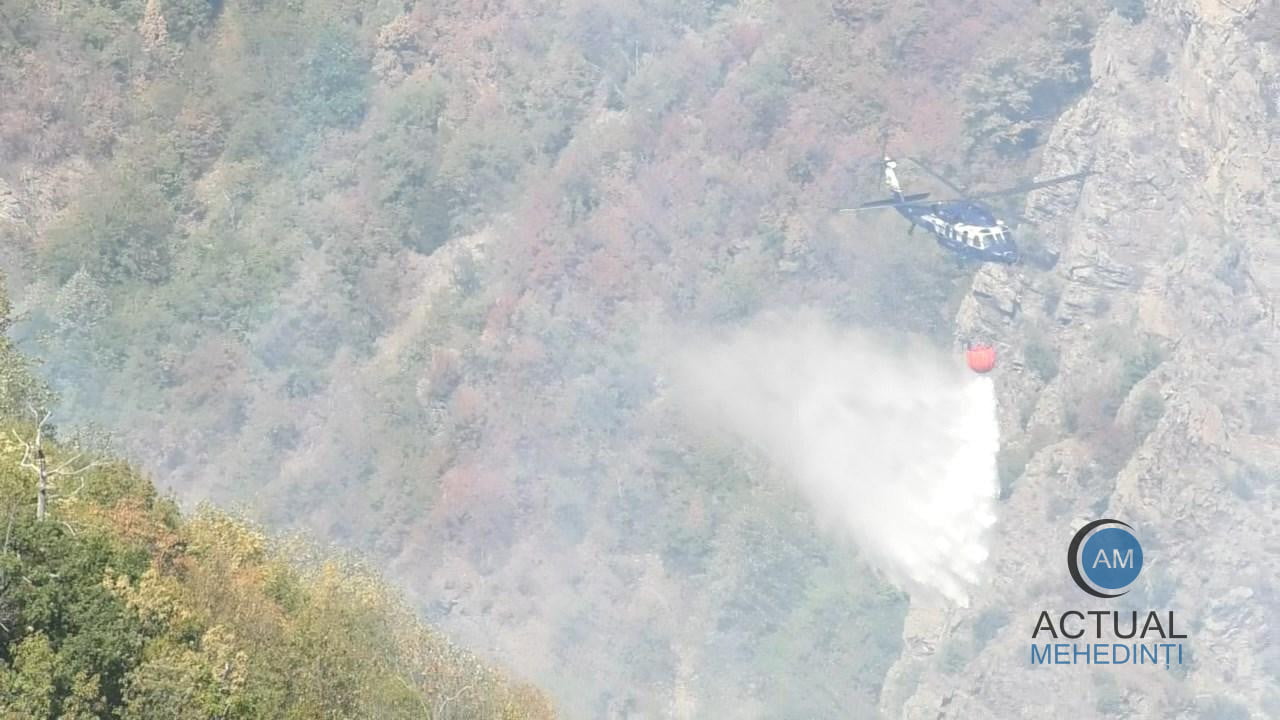 Sate fără apă; măsuri disperate în calea flăcărilor: oamenii cară bidoane cu apă de la zeci de kilometri distanță.