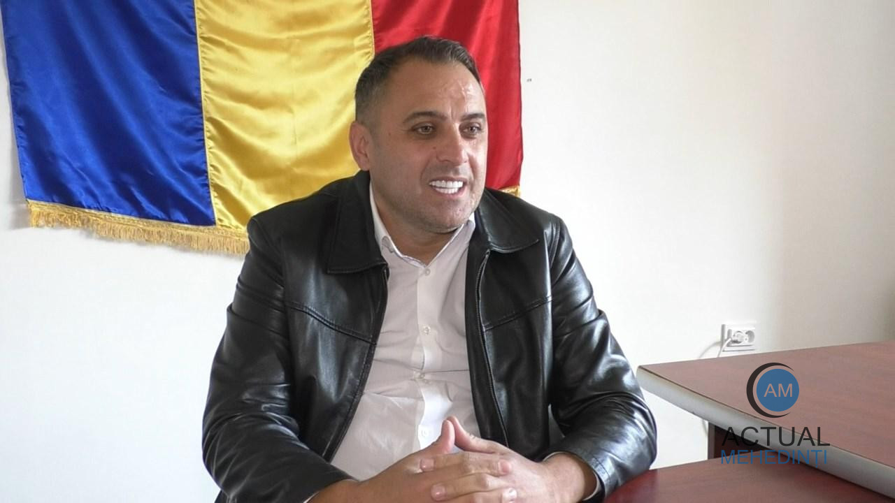 Actorul Ovidiu Pîrșan a preluat, de astăzi, conducerea primăriei din comuna natală. Liberalul a depus jurământul ca primar al comunei Vlădaia.