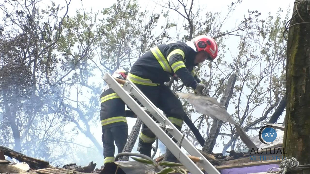 Incendiu izbucnit la o casă! Pompierii au intervenit pentru stingerea flăcărilor.