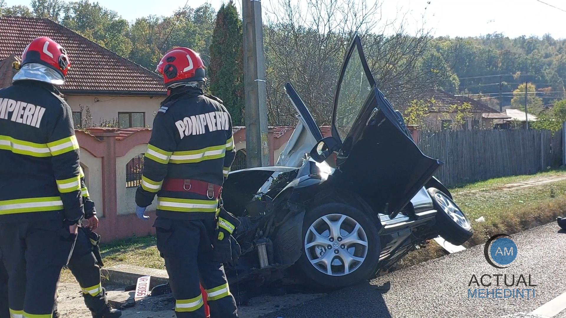 O șoferiță și-a băgat familia în spital, în urma unui grav accident de circulație. Femeia a fost transportată în stare gravă, la spital, cu un elicopter SMURD.