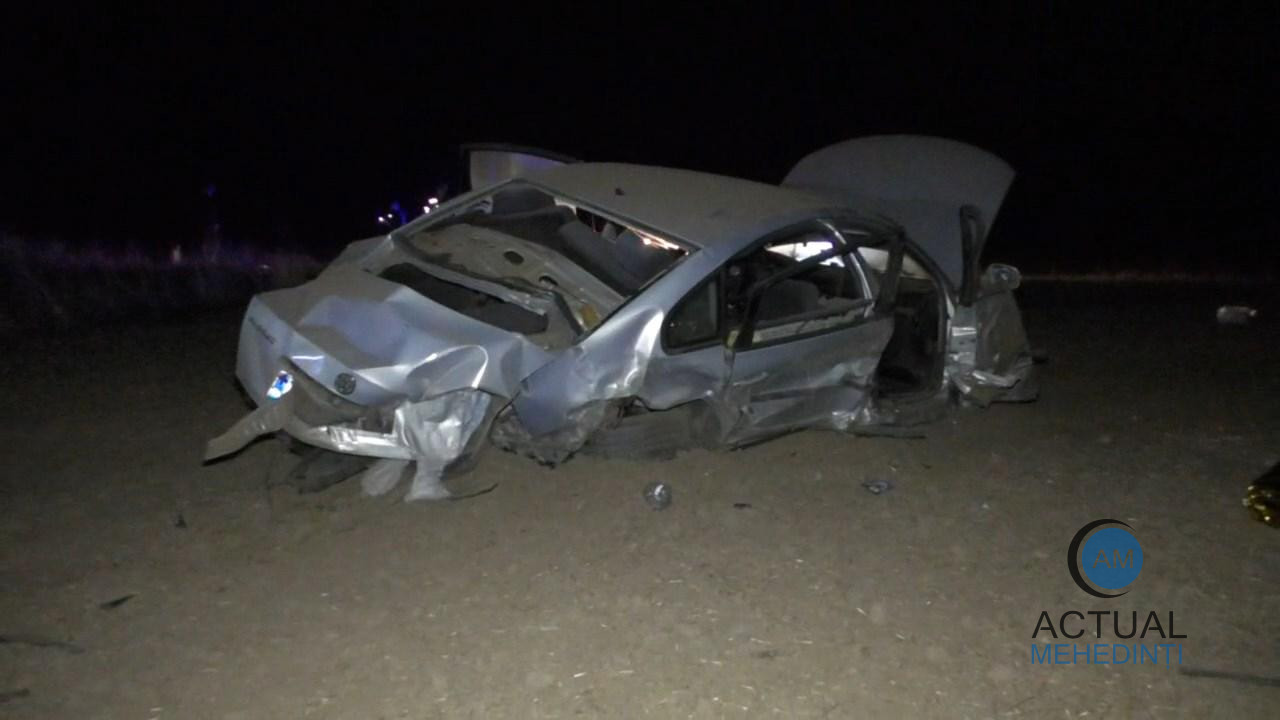Accident mortal: un autoturism a rupt un cap de pod și s-a răsturnat pe câmp.