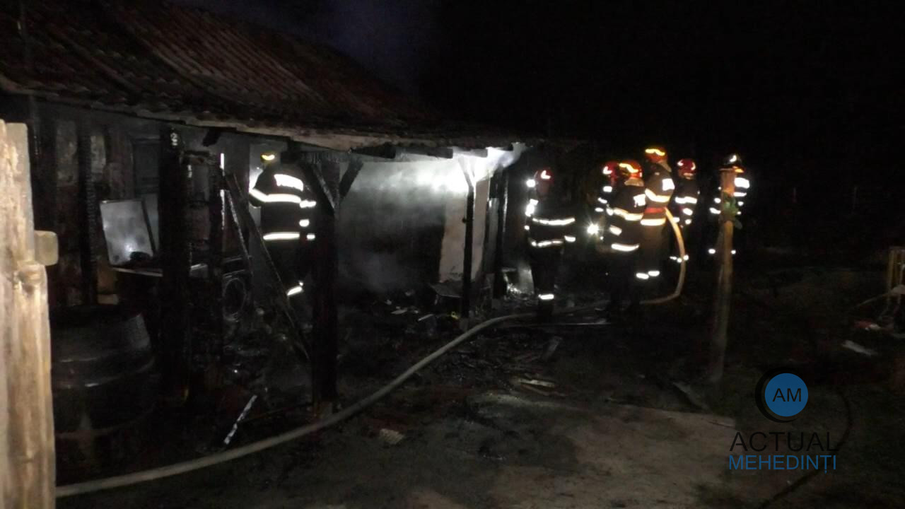 Casă mistuită de flăcări! Mai multe lumânări lăsate nesupravegheate l-au lăsat pe proprietar sub cerul liber, în prag de iarnă.