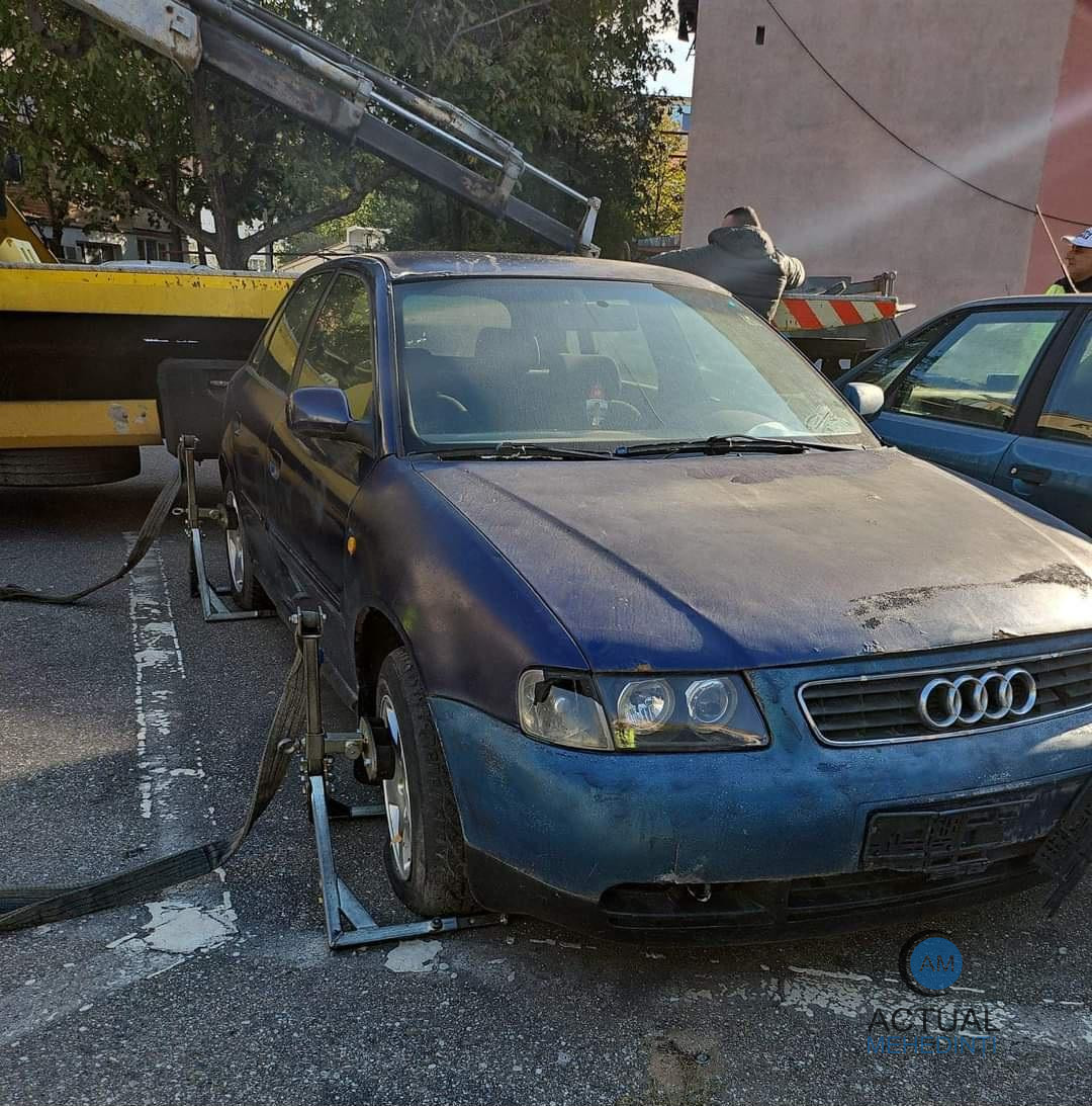 Poliția locală ridică mașinile abandonate. Peste 320 de autoturisme au fost ridicate de la începutul anului.