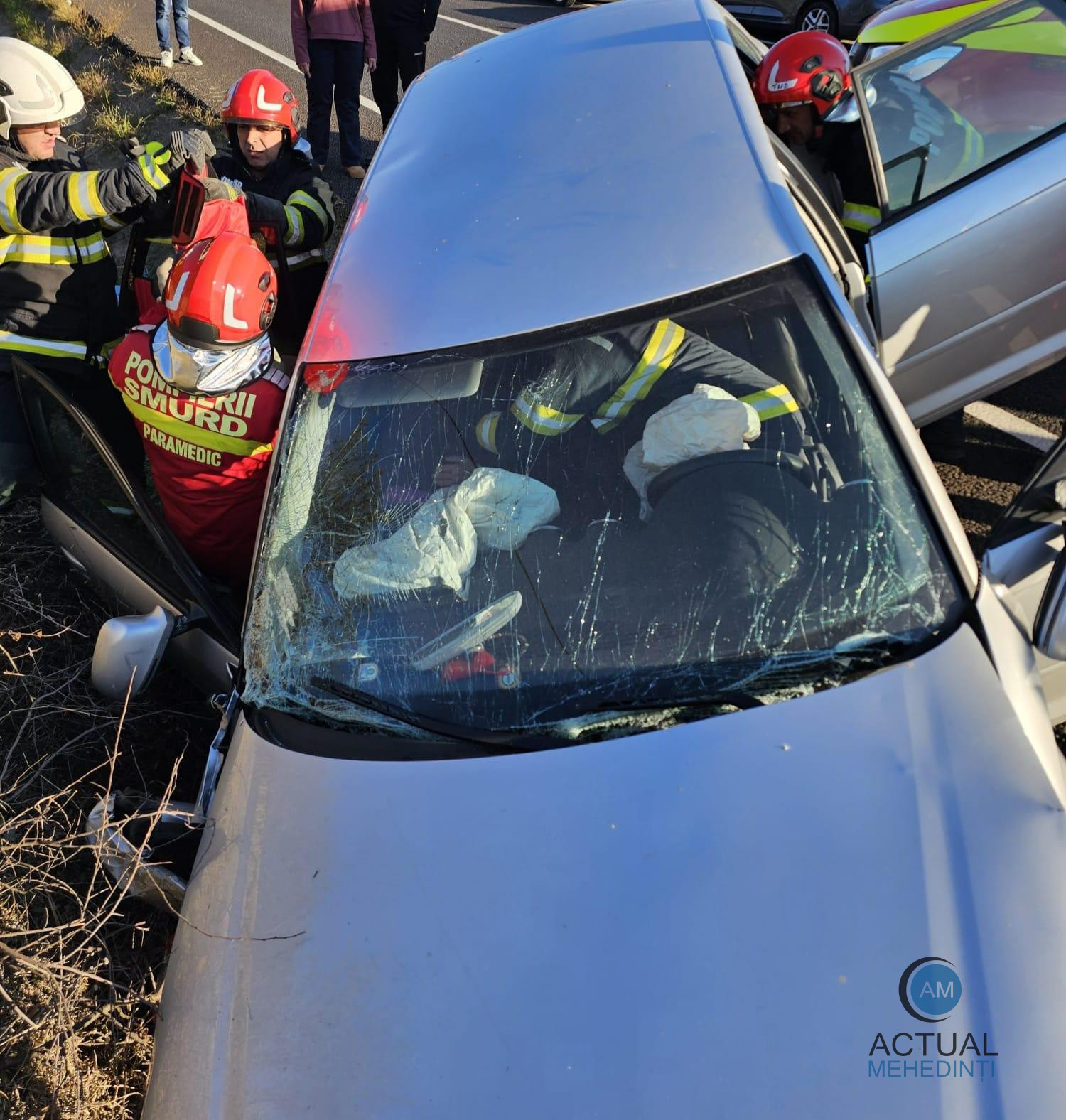 Accident, pe DN6, în Prunișor! S-a răsturnat cu mașina în șanț.