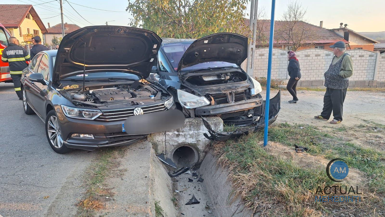 Accident cu victimă și pagube, în Izvoru Bârzii! Două autoturisme s-au izbit de un cap de pod.