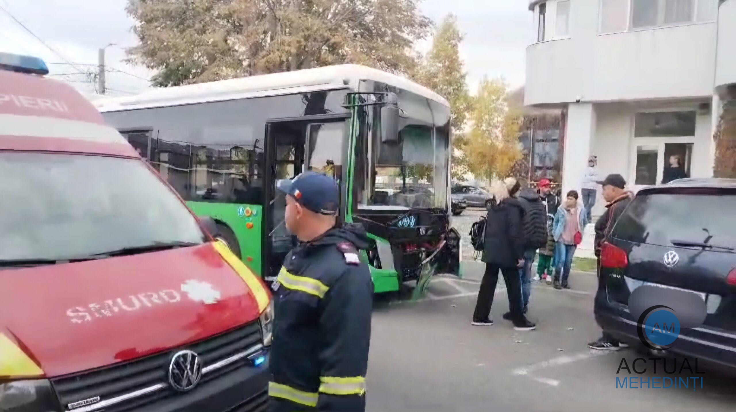 Accident între un autoturism și un autobuz! Un minor a fost rănit.
