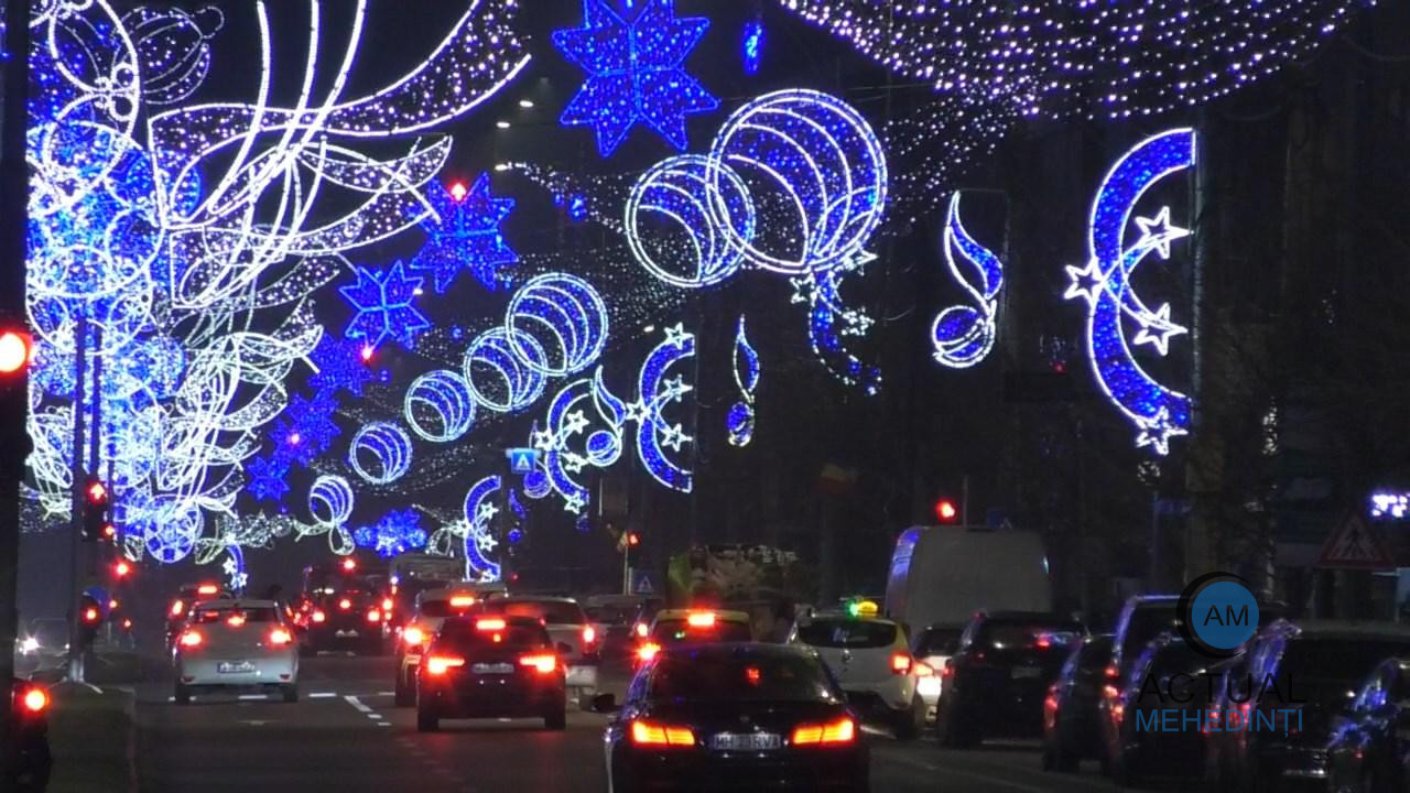 S-a dat startul sărbătorilor de iarnă în Severin. A fost pornit iluminatul festiv, iar severinenii sunt așteptați să viziteze bradul de Crăciun, amplasat pe promenada Crișan.