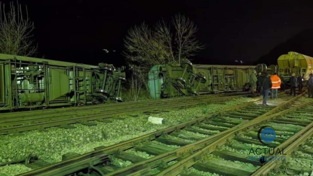 Măsuri în cazul trenului deraiat: persoane evacuate și linii de înaltă tensiune, decuplate!