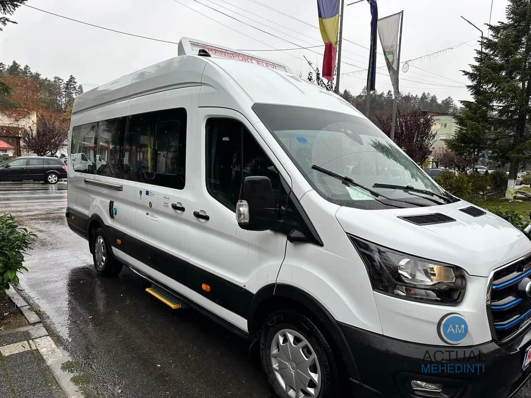 Elevii din Baia de Aramă au primit un microbuz electric.