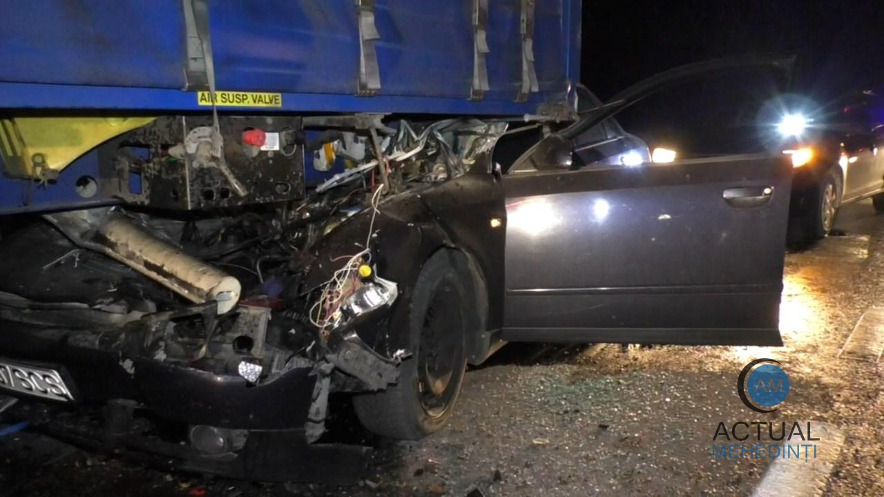 Accident mortal, produs pe DN6: a intrat cu autoturismul într-un autotren staționat. Șoferul și-a pierdut viața pe loc în urma impactului.