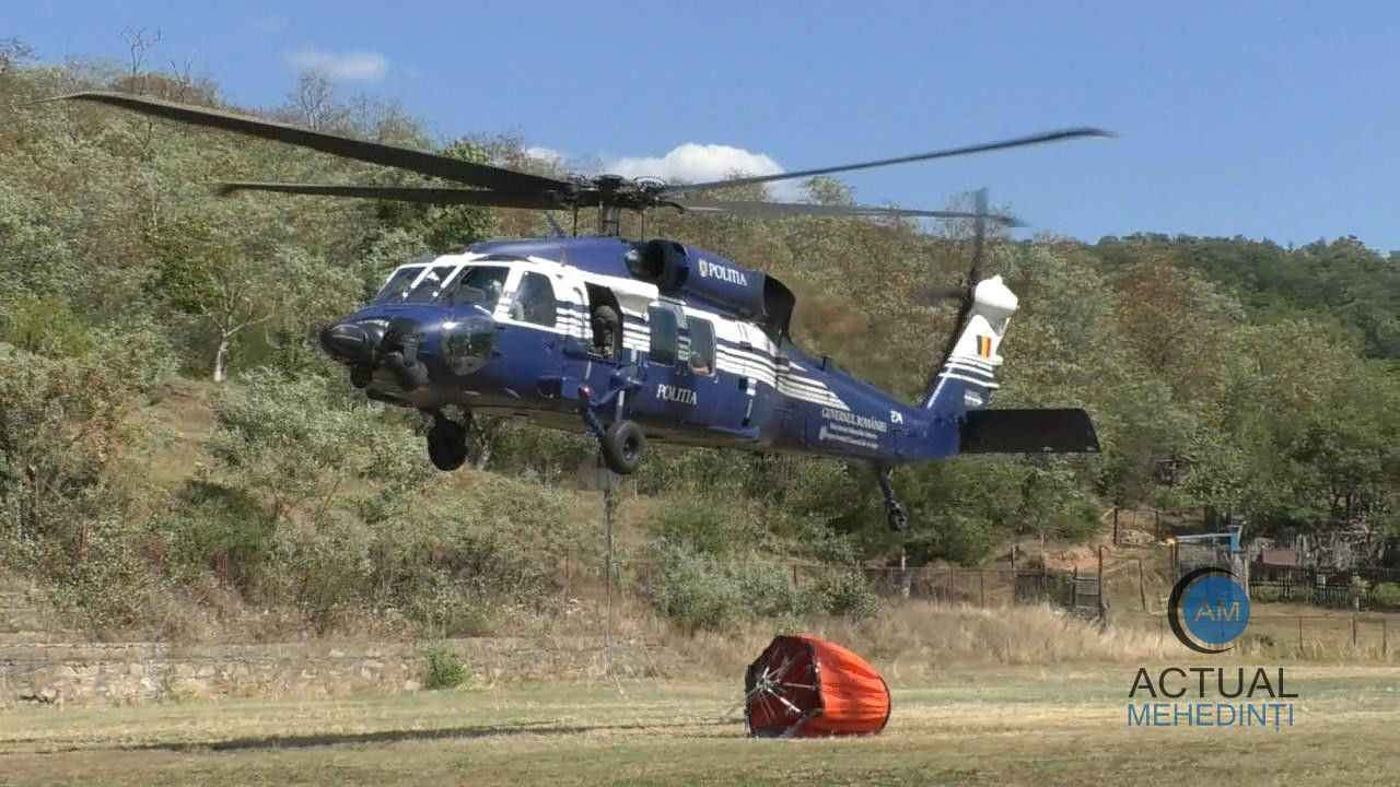 Incendiul din Ilovița se extinde. Intervine un elicopter pentru stingerea flăcărilor.