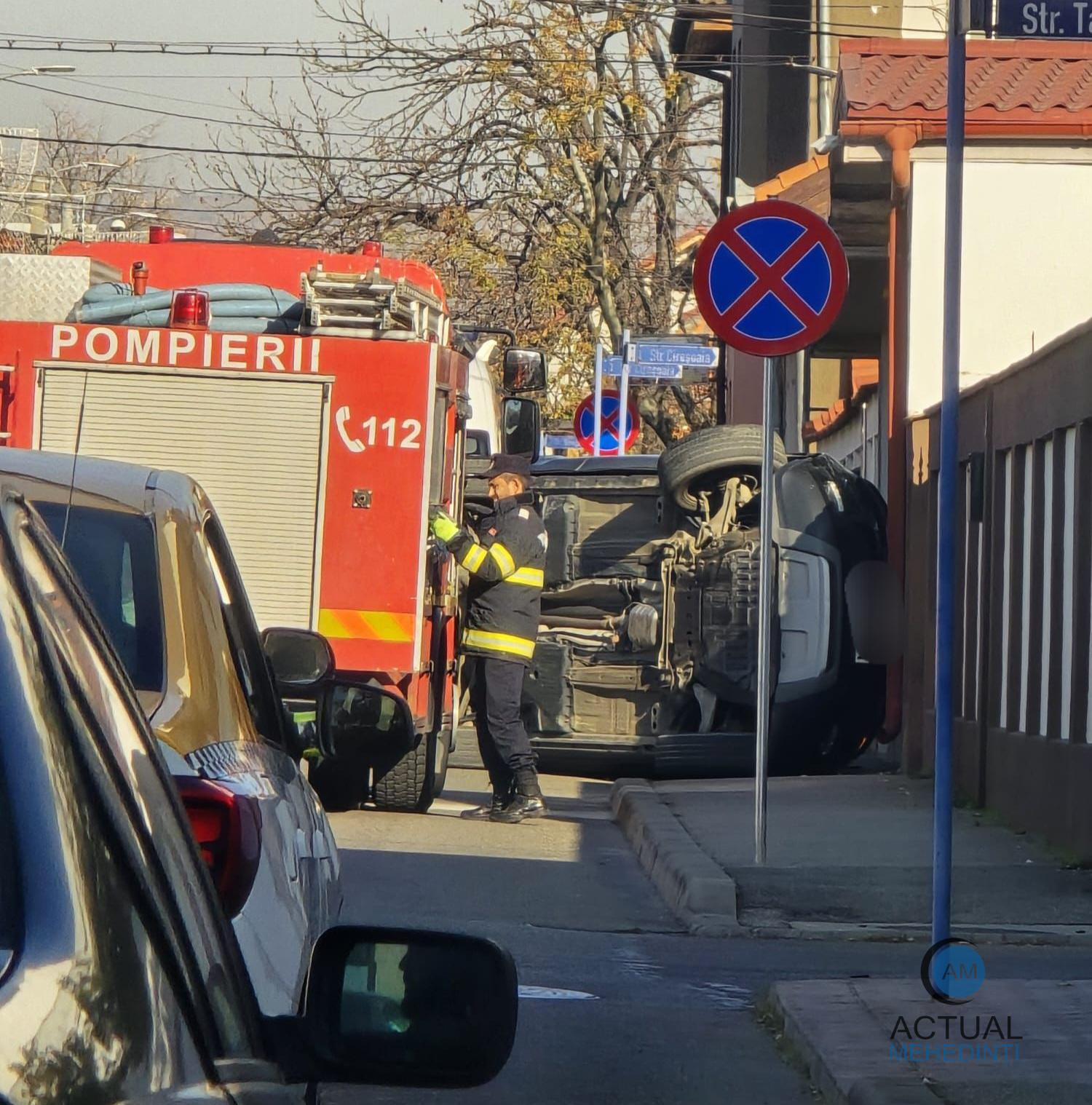 Accident în lanț, în Severin! O mașină s-a răsturnat în urma impactului.