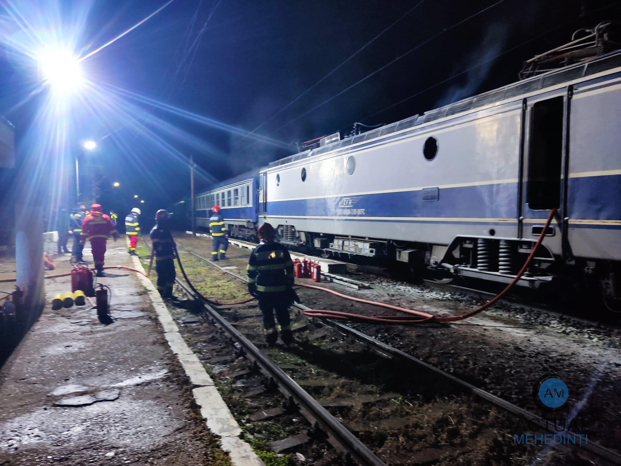 Incendiu la o locomotivă! Călători transbordați, circulație feroviară întreruptă, în această dimineață!