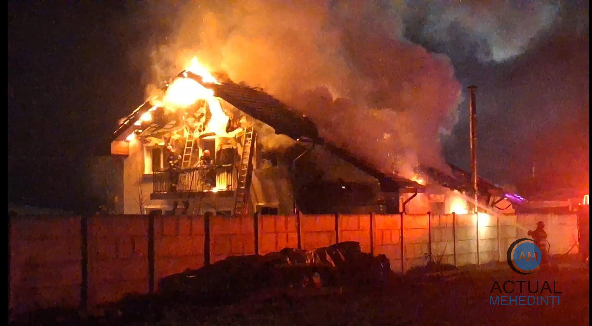 Casă cuprinsă de flăcări! Incendiul a distrus partea superioară a imobilului.