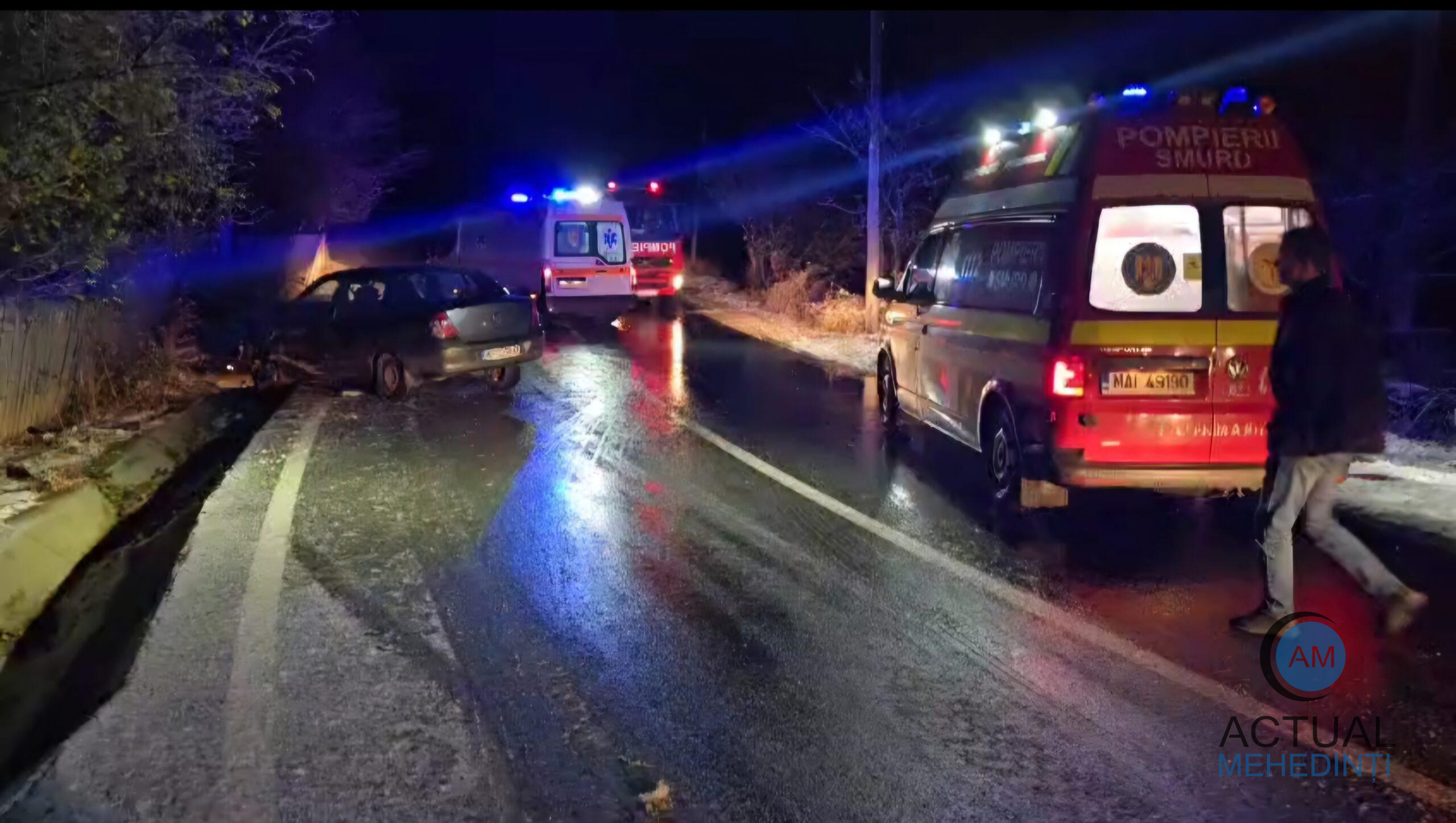 Accident produs noaptea trecută: au ajuns cu mașina în șanț, din cauza poleiului.