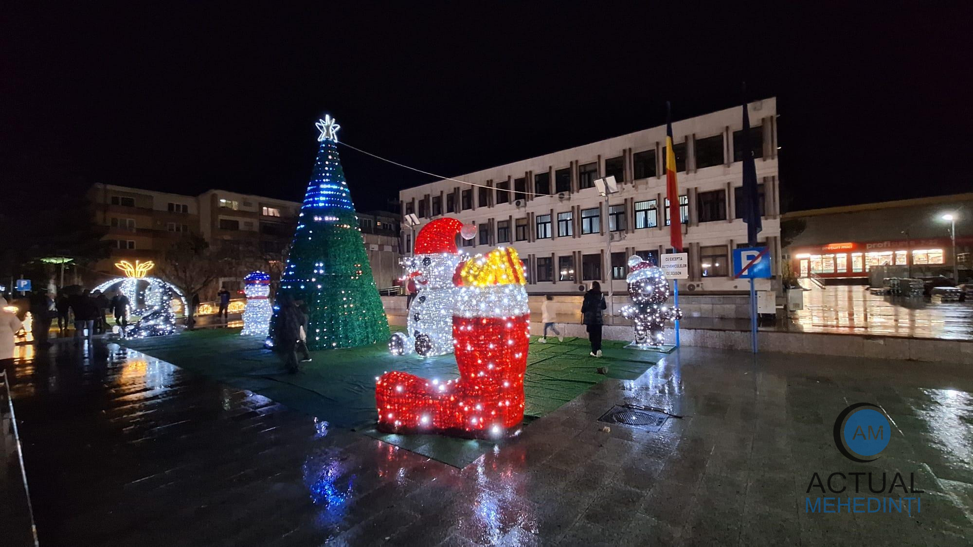 Magia sărbătorilor, în Orșova! A fost pornit iluminatul festiv și au fost amenajate părculețe cu figurine viu colorate pentru copii.