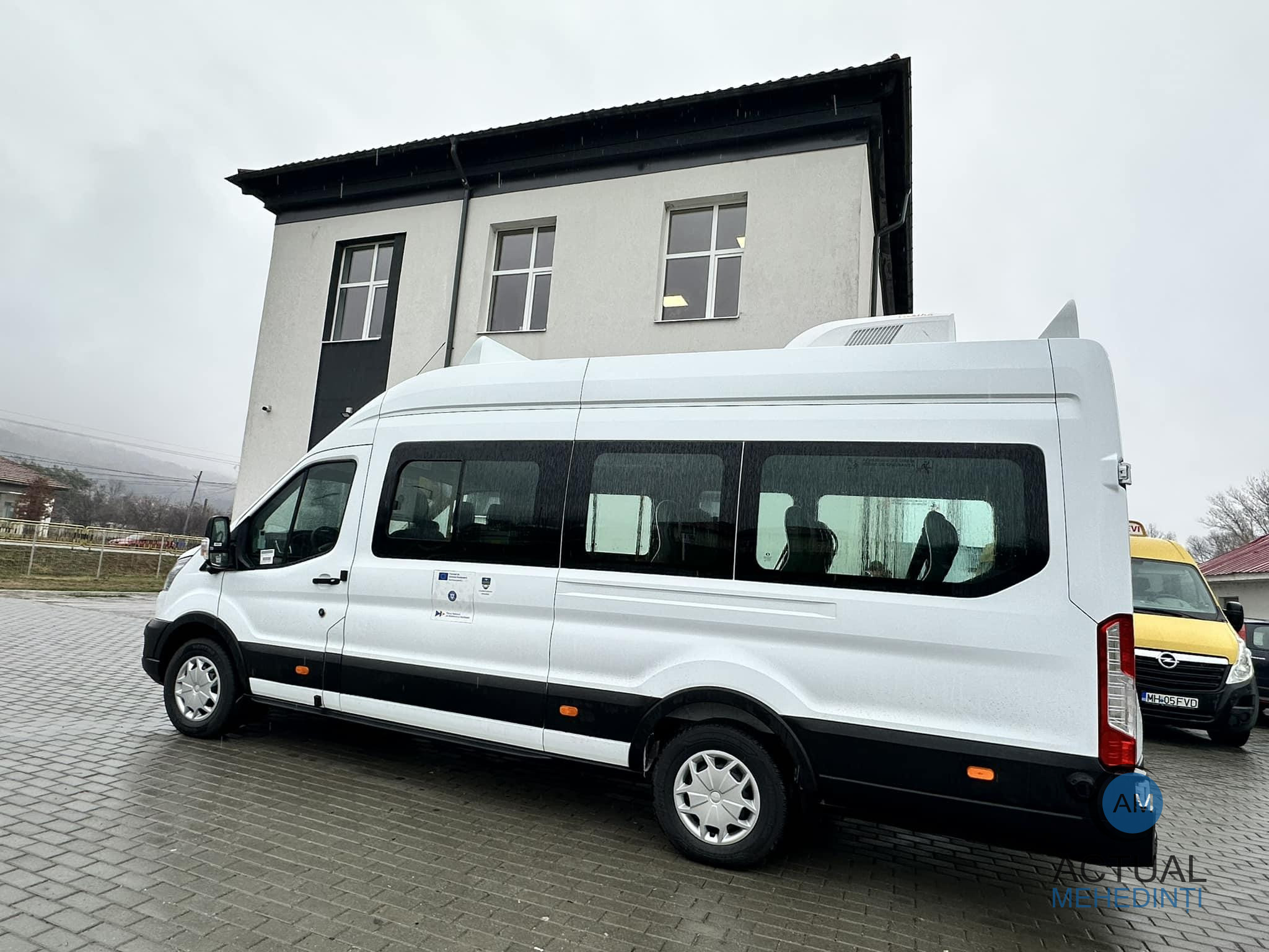 Elevii din Grozești și Butoiești au primit microbuze electrice.