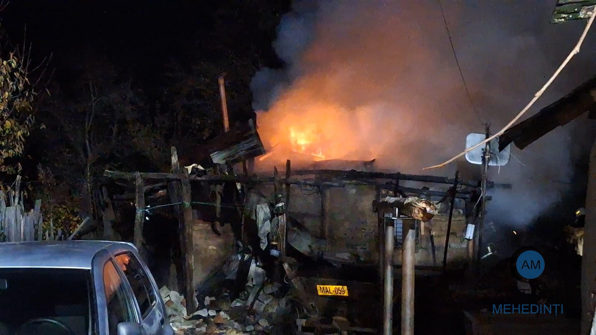 Au rămas sub cerul liber în urma unui incendiu. Un cal a murit carbonizat.