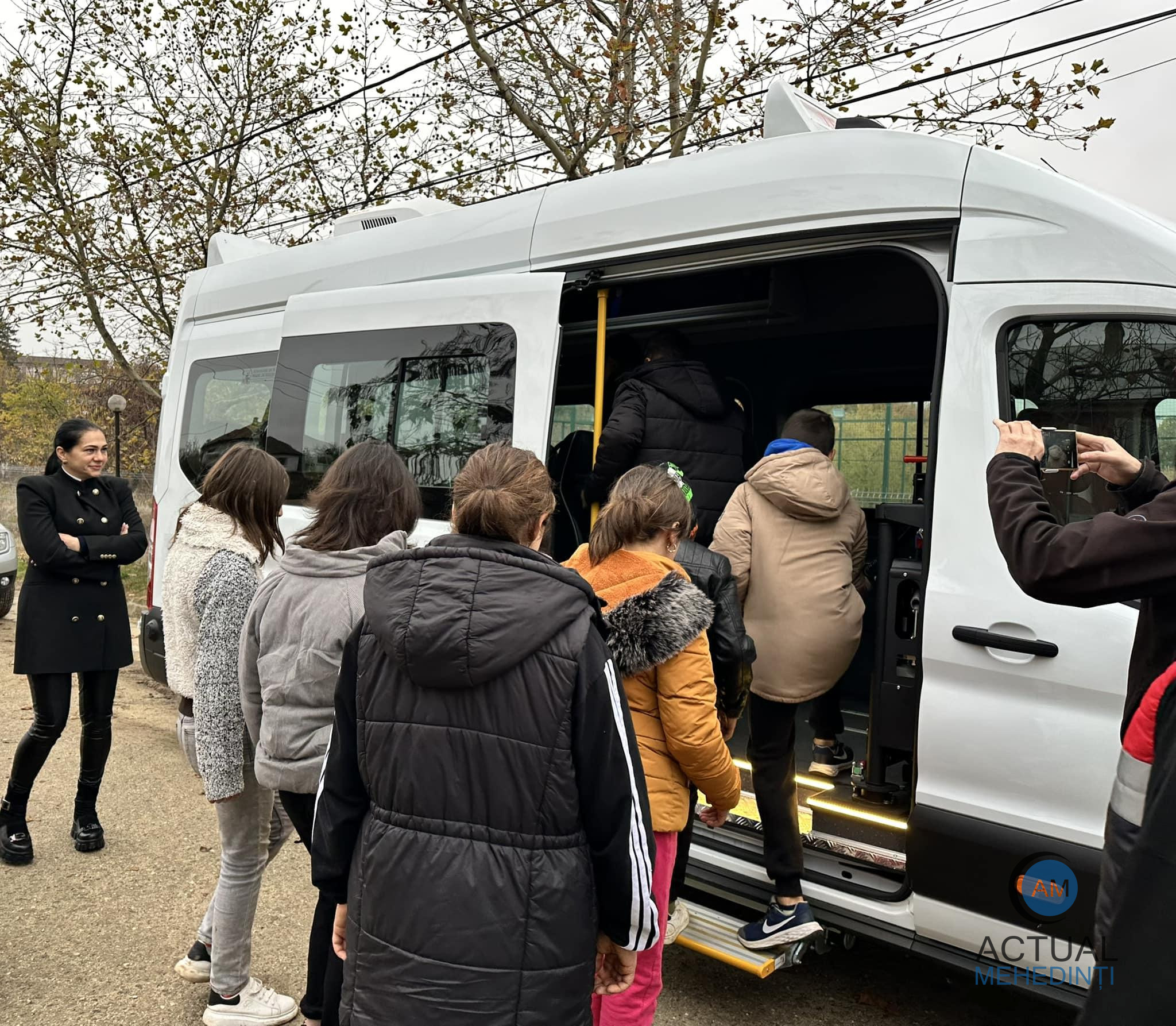 Microbuze electrice pentru elevii din comunele Vlădaia și Pădina!