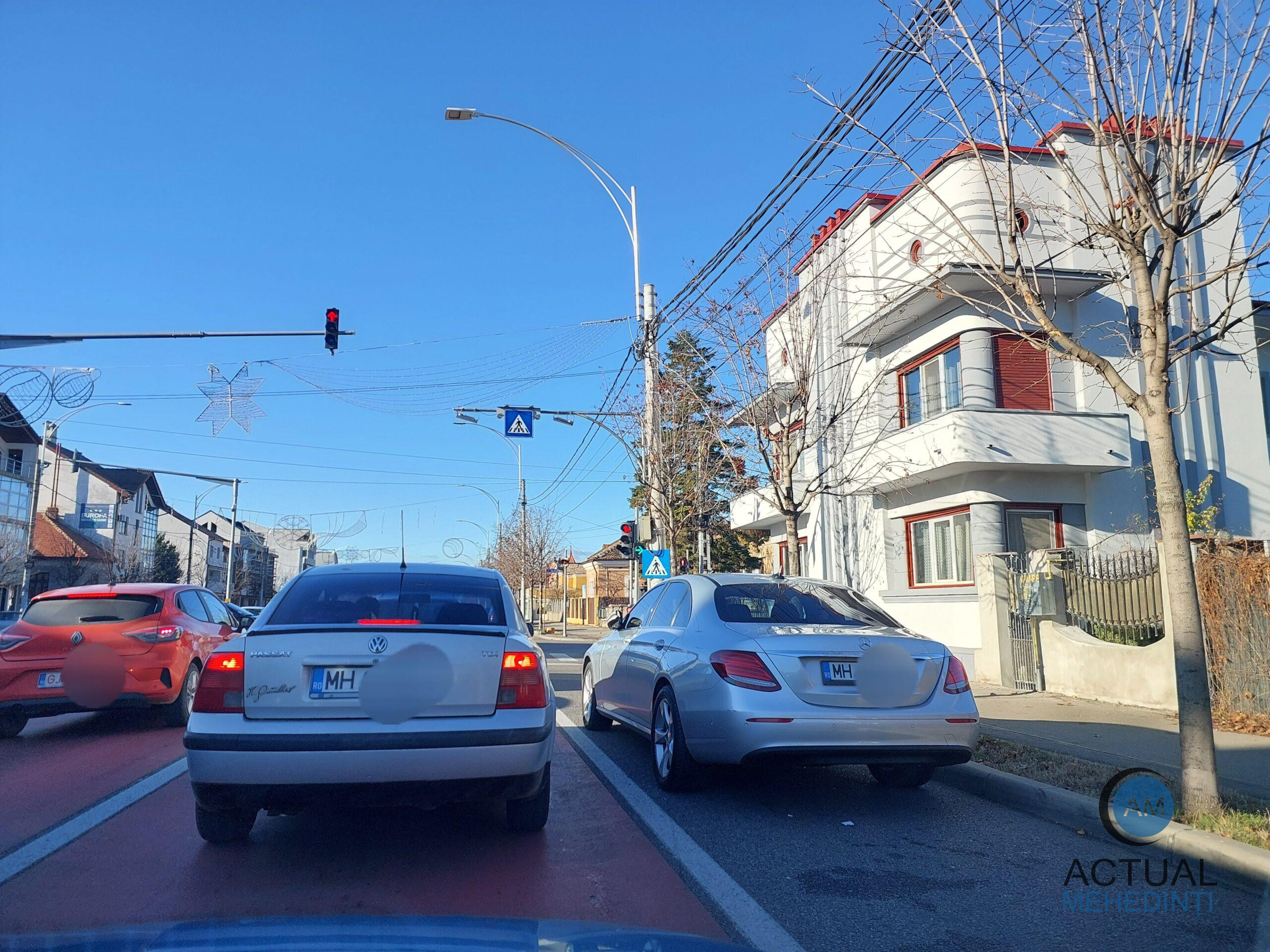 Mașină parcată lângă semafor, trafic îngreunat! Poliția lipsește cu desăvârșire.