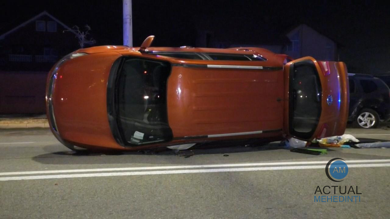A provocat un accident în lanț, după care s-a răsturnat cu mașina.