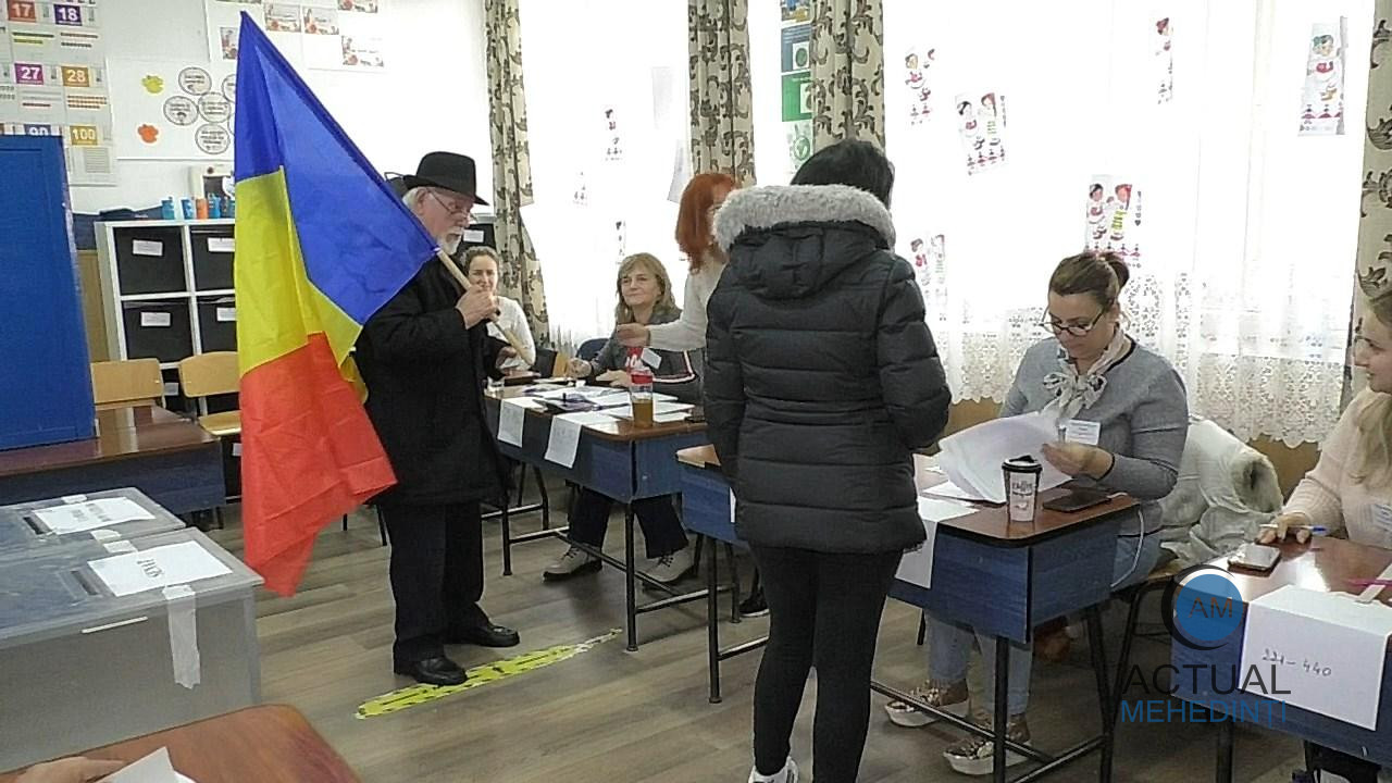 A mers la vot cu un drapel imens: „Trăiască România dodoloață!”