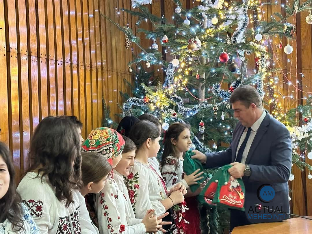 Magia Crăciunului, transmisă de colindătorii, care au ajuns la Consiliul Județean!