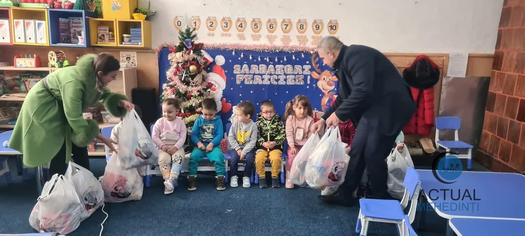 Daruri și colinde, tradiție dusă mai departe de elevii din Breznița-Ocol!