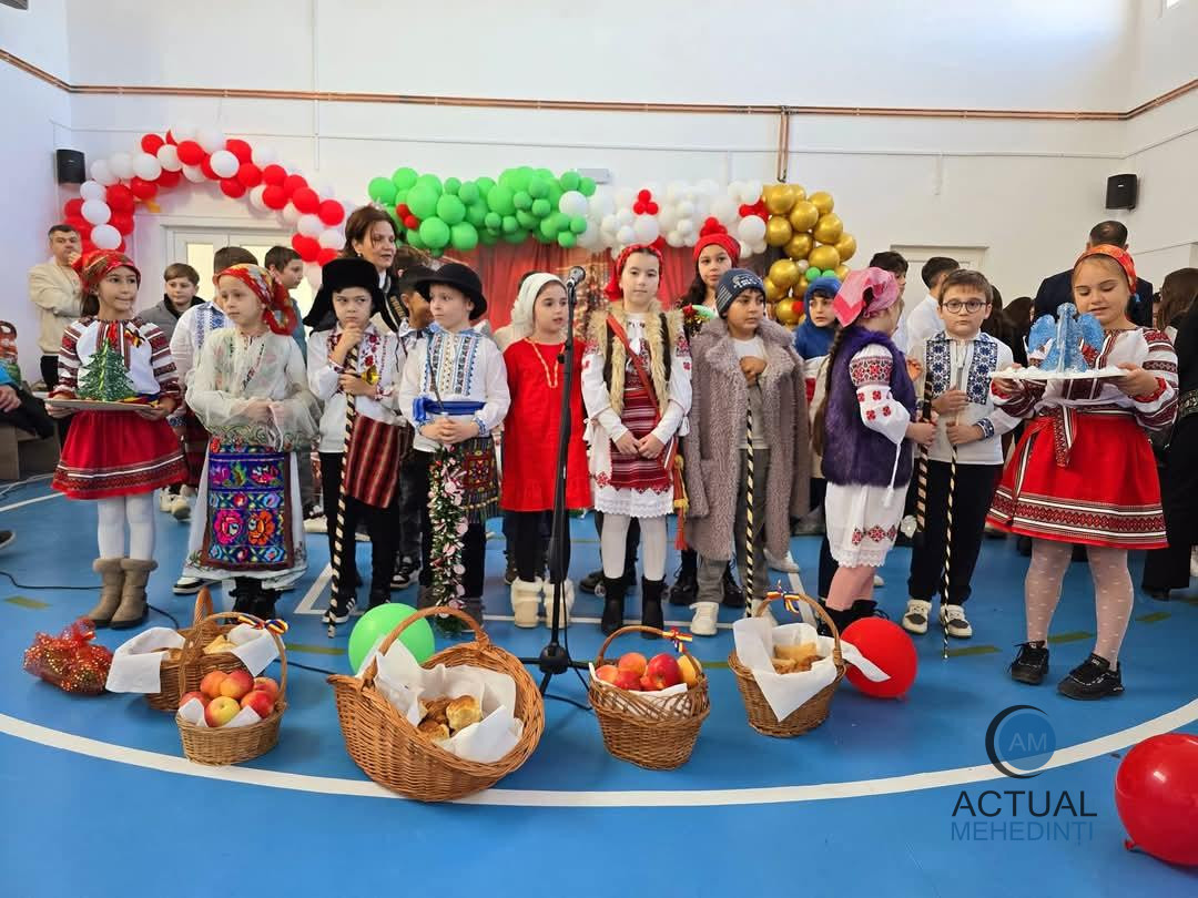 Magia Crăciunului, transmisă de elevii Școlii din Schela! Colindele au răsunat, iar Moș Crăciun a venit încărcat cu daruri.