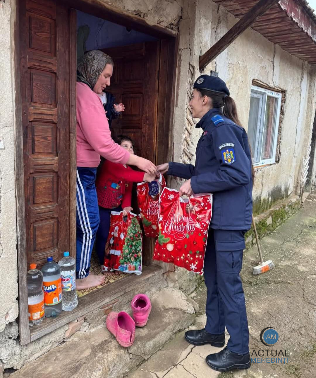 Magia Crăciunului, adusă de jandarmi, în casele mai multor persoane fără posibilități financiare!