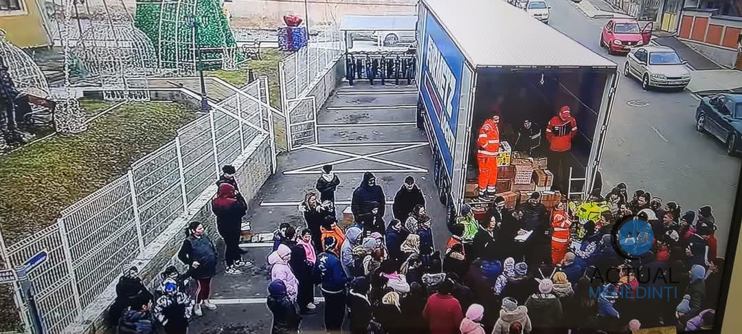 Camionul de Crăciun a ajuns la copiii din Mehedinți. Astăzi, a poposit în Breznița-Ocol.