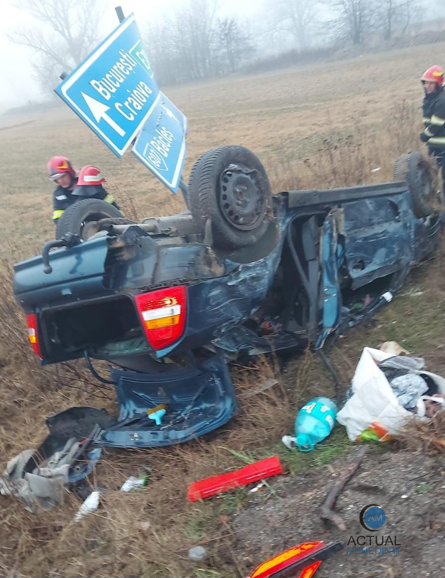 Accident între un autoturism și un autotren! S-au răsturnat cu mașina pe câmp, în urma impactului.