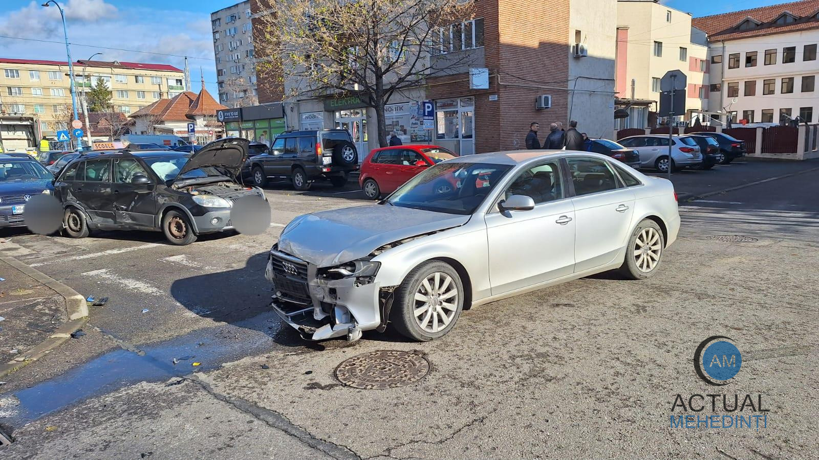 Carambol cu patru autoturisme, în Severin! Mașina unei școli de șoferi a fost grav avariată.