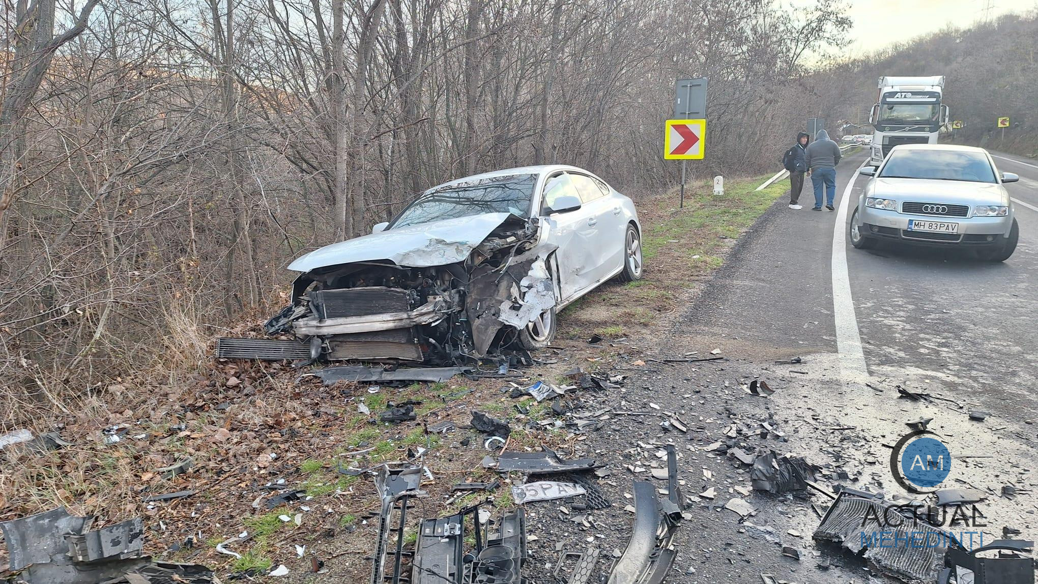 Carambol cu trei autoturisme, printre care și mașina unei școli de șoferi! Patru victime au fost transportate la spital.