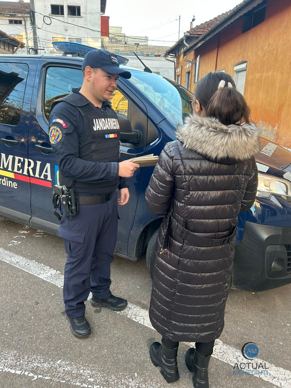 O elevă și-a pierdut portofelul, însă l-a recuperat cu ajutorul jandarmilor.
